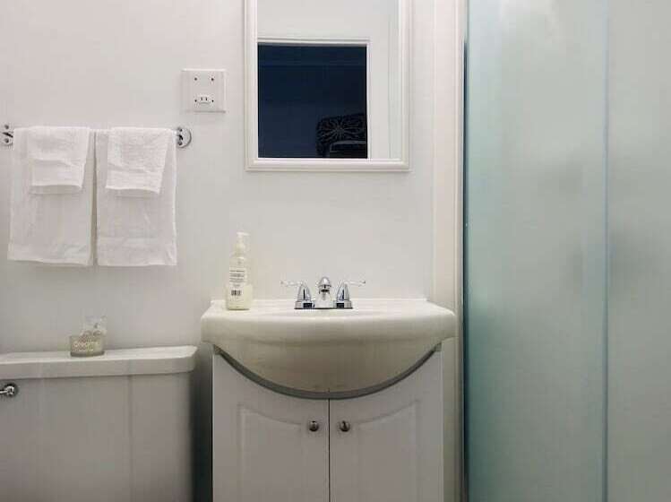 فندق على الطريق Manitou Motor Inn