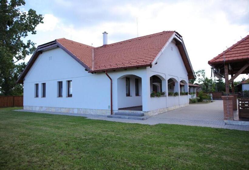 펜션 Csaronda Vendegház