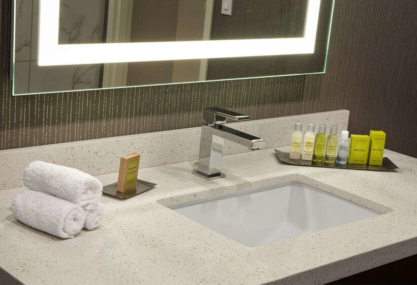 هتل Doubletree By Hilton Halifax Dartmouth