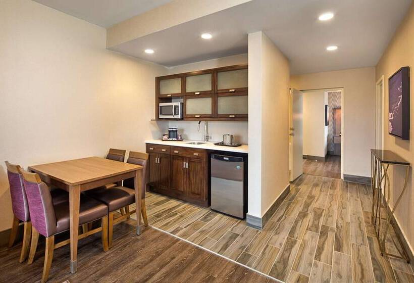 هتل Doubletree By Hilton Halifax Dartmouth