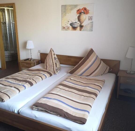 بنسيون Gasthaus Zur Krone