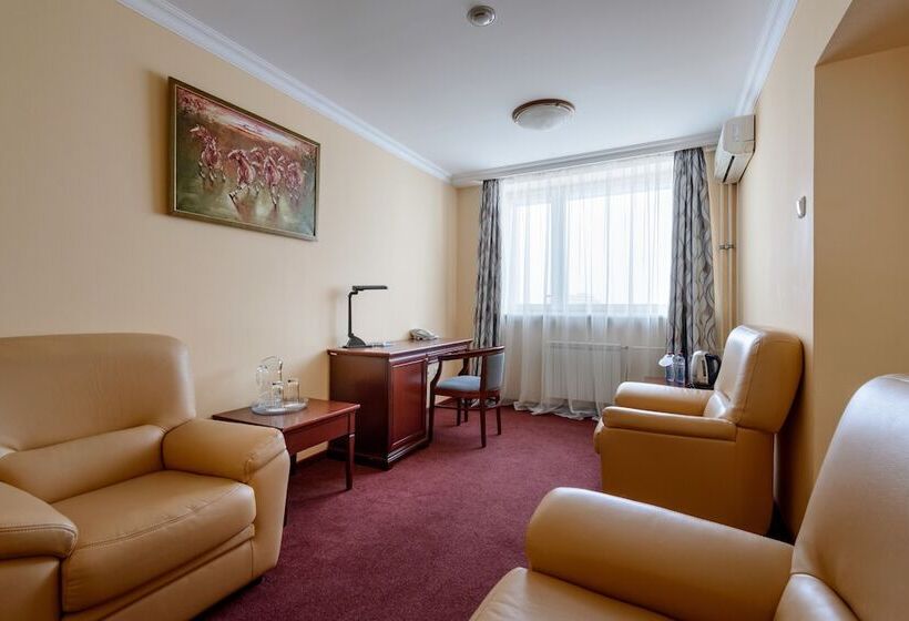 Azimut Hotel Mirniy