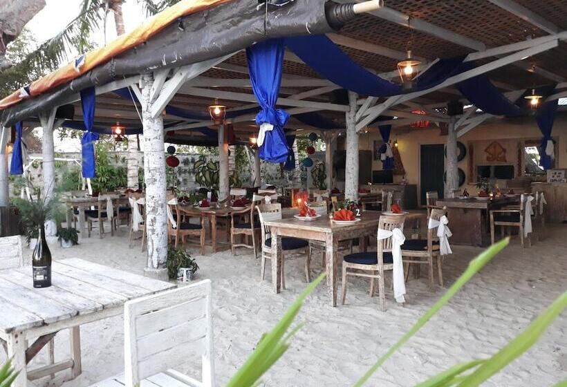 مبيت وإفطار Cemara Beachfront Suite