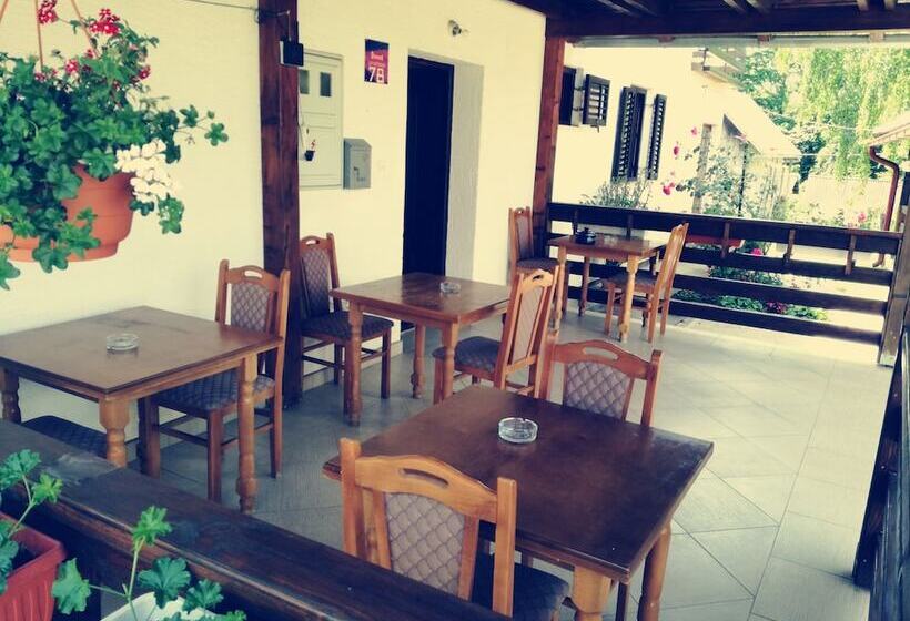 بنسيون Plavo Oko