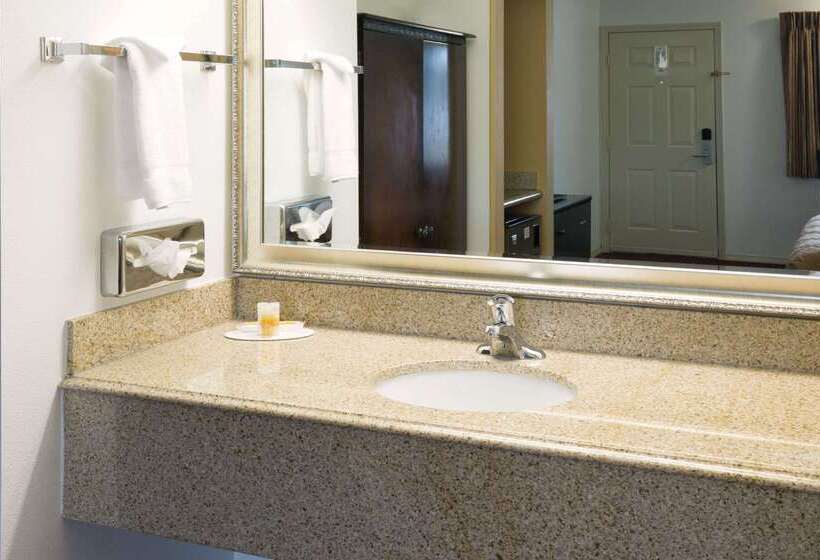 هتل Days Inn By Wyndham Newport Or