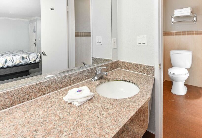 Motel 6anaheim, Ca  Convention Center