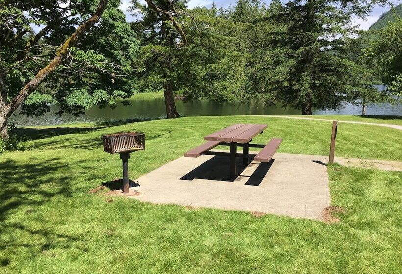 97mf   Lakeside   Dock   Bbq   Pets Ok   Sleeps 6