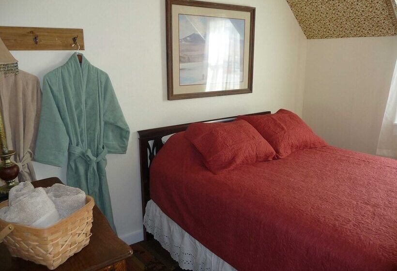 The Twin Lakes Inn