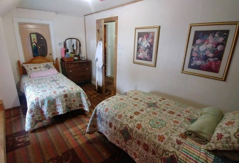 The Twin Lakes Inn