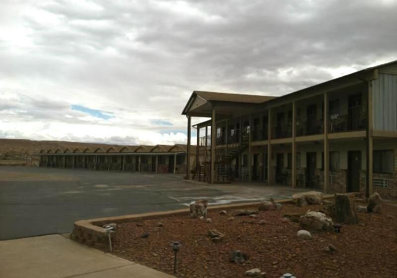 Whispering Sands Motel