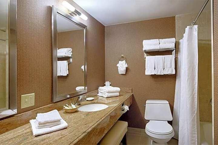 هتل Cape Cod Irish Village   The Emerald Resort