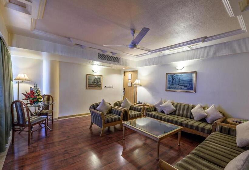 호텔 Comfort Inn President Near Ahmedabad Junction Station