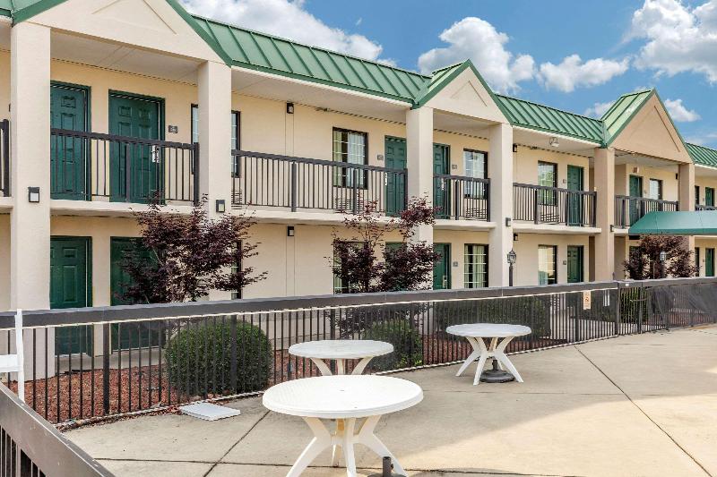 בית מלון כפרי Quality Inn & Suites Hanes Mall