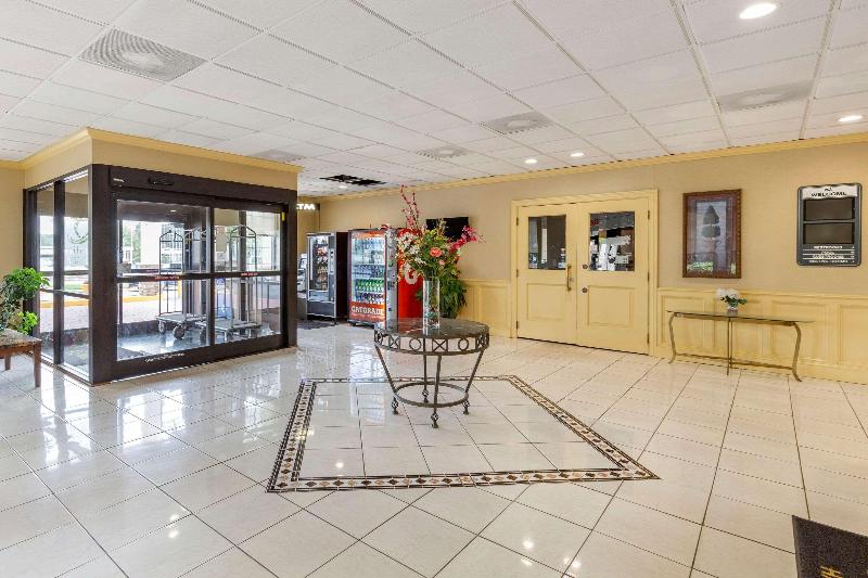 בית מלון כפרי Quality Inn & Suites Hanes Mall