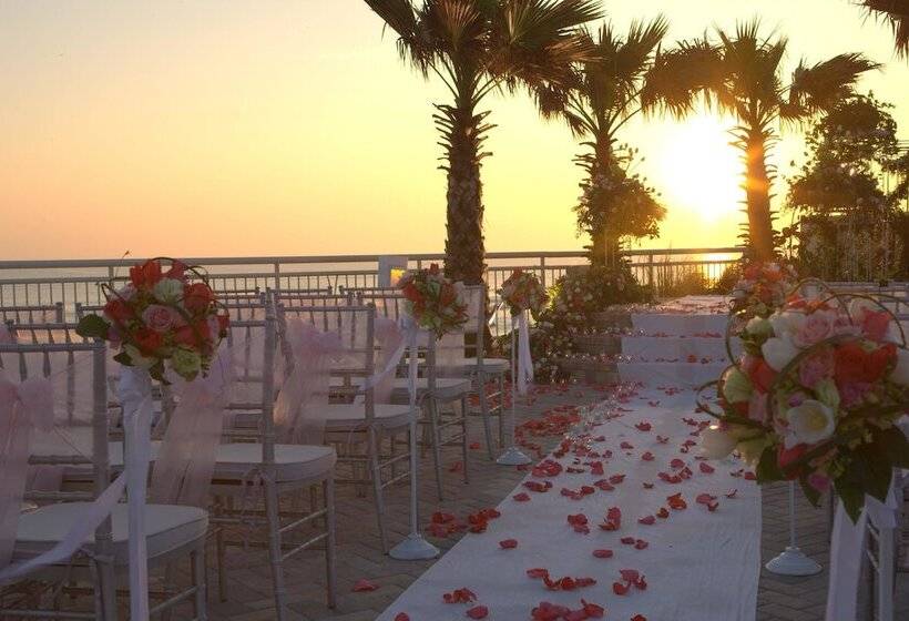 호텔 The Shores Resort & Spa