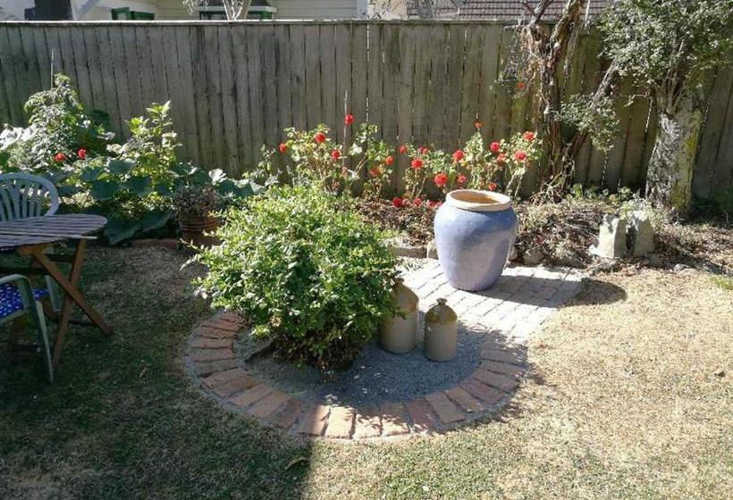 هاستل Honeysuckle House