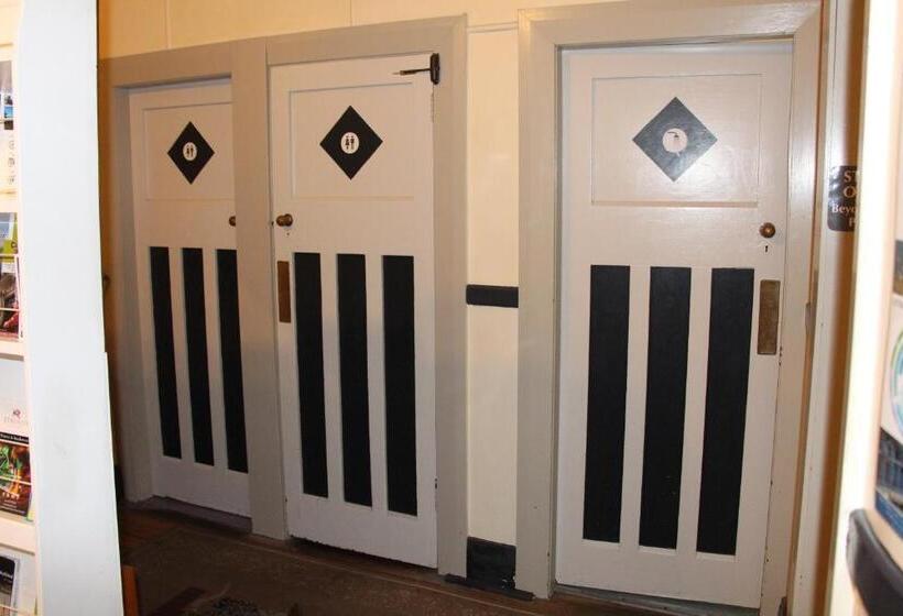 هاستل Chalet Backpackers