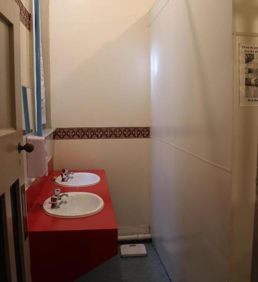 هاستل Chalet Backpackers