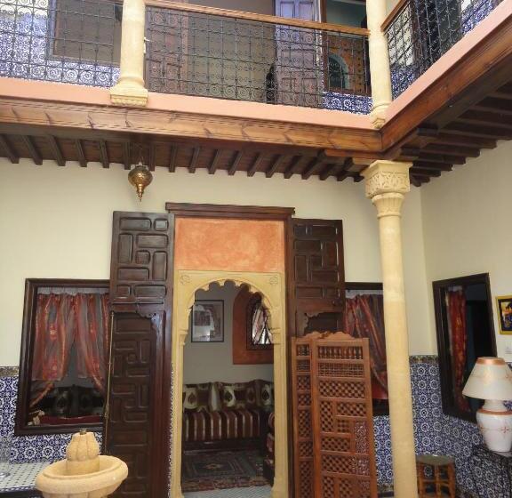 رياض Dar Yanis