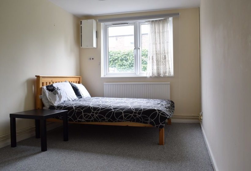 Spacious 2 Bedroom House In Bow