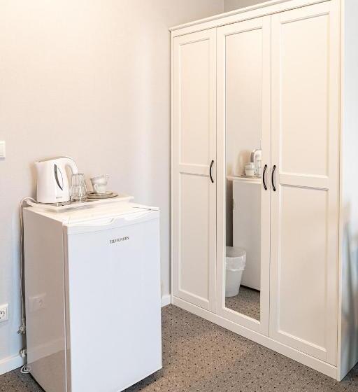 تختخواب و صبحانه Zum Hahn