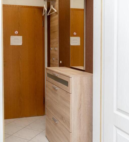 تختخواب و صبحانه Zum Hahn