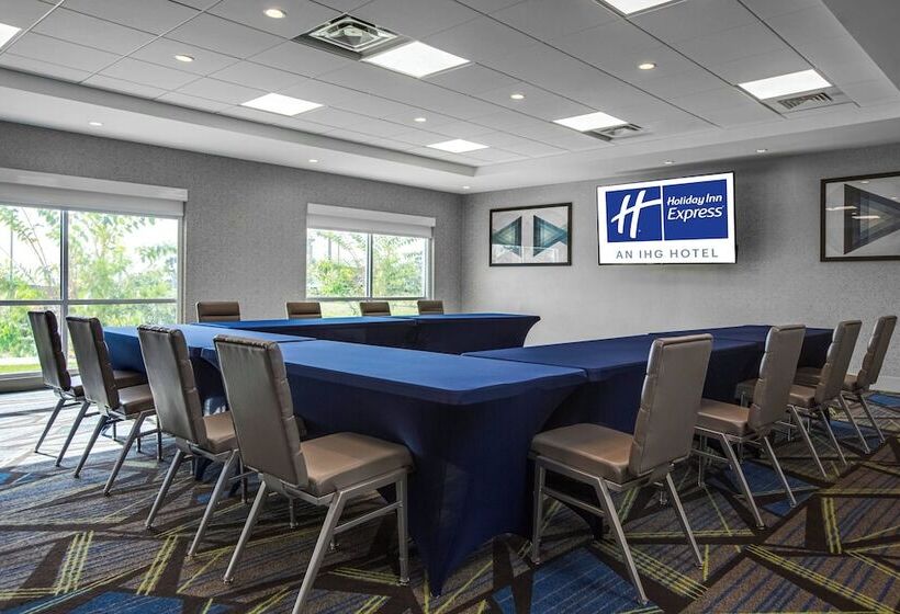 בית מלון כפרי Holiday Inn Express & Suites Sanford   Lake Mary, An Ihg