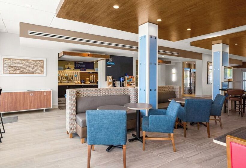 בית מלון כפרי Holiday Inn Express & Suites Sanford   Lake Mary, An Ihg