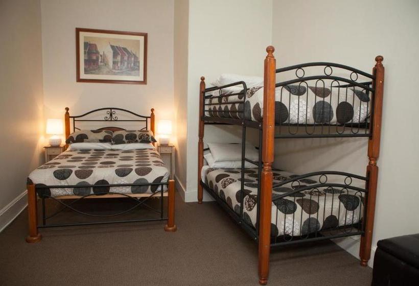 בית מלון כפרי Jack Duggans Irish Pub