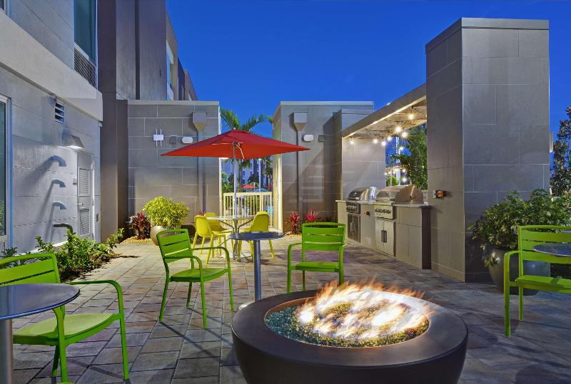Отель Home2 Suites By Hilton Fort Myers Colonial Blvd
