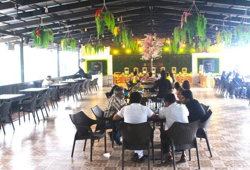 בית מלון כפרי Monteria Resort