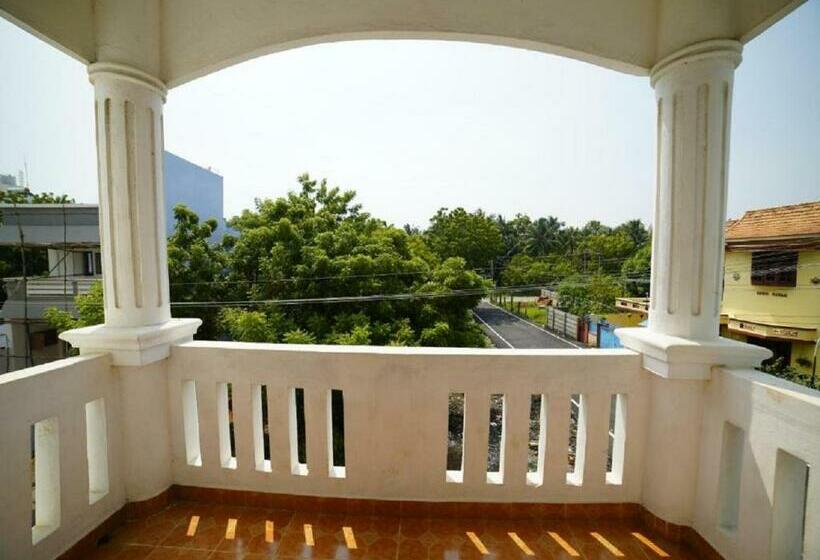 בית מלון כפרי Castle Manor   Auroville Beach