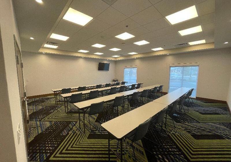 Отель Holiday Inn Express & Suites Dayton East   Beavercreek, An Ihg