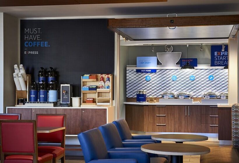 هتل Holiday Inn Express & Suites Dallas Central Market Center By Ihg