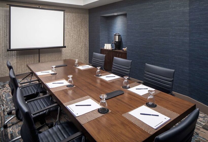 هتل Doubletree By Hilton Ann Arbor North
