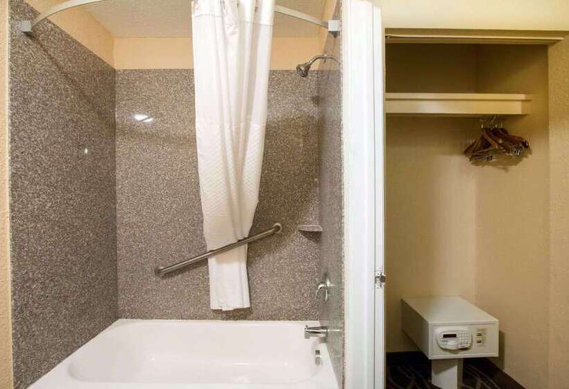 هتل Quality Inn & Suites I 35 Near Frost Bank Center