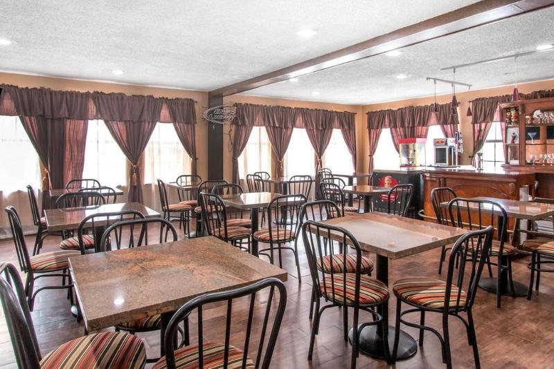 هتل Quality Inn & Suites I 35 Near Frost Bank Center