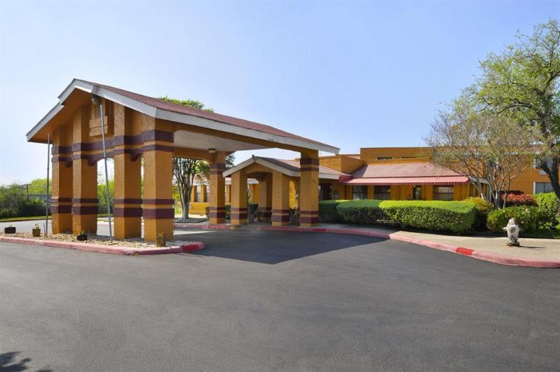 هتل Quality Inn & Suites I 35 Near Frost Bank Center