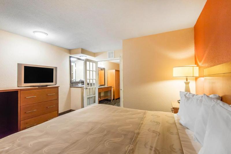 هتل Quality Inn & Suites I 35 Near Frost Bank Center