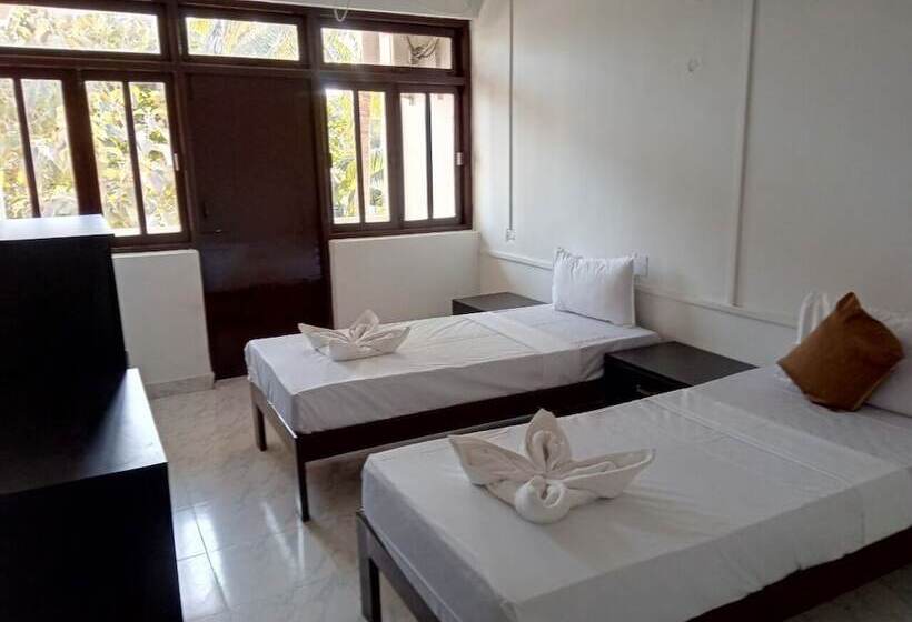 هتل Candolim Hideout Resort