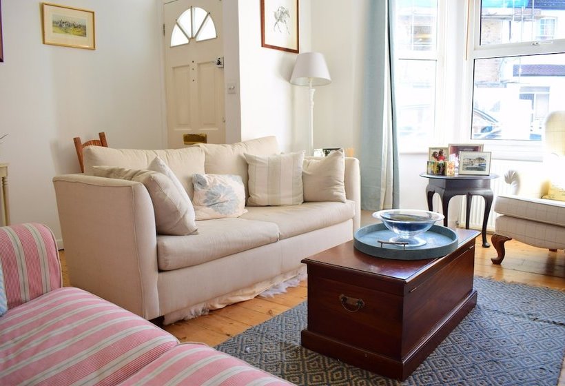 1 Bedroom Home With Private Garden In Barons Court