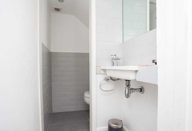 Modern 2 Bedroom House With Parking