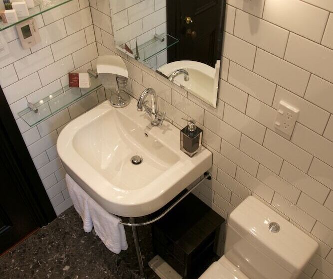 هتل The Birches Bed & Breakfast