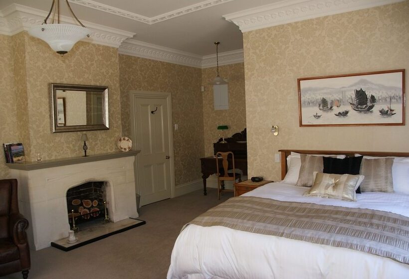 هتل The Birches Bed & Breakfast