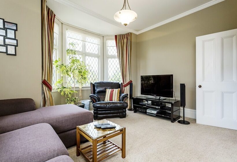 هتل The Birches Bed & Breakfast