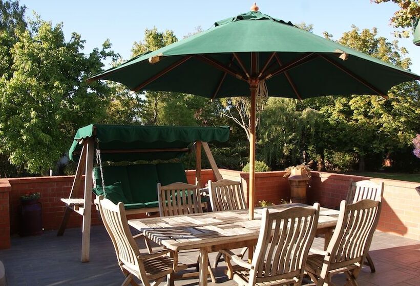 هتل The Birches Bed & Breakfast