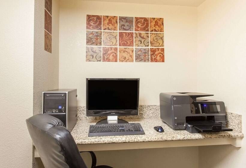 هتل Ramada By Wyndham Fresno Northwest