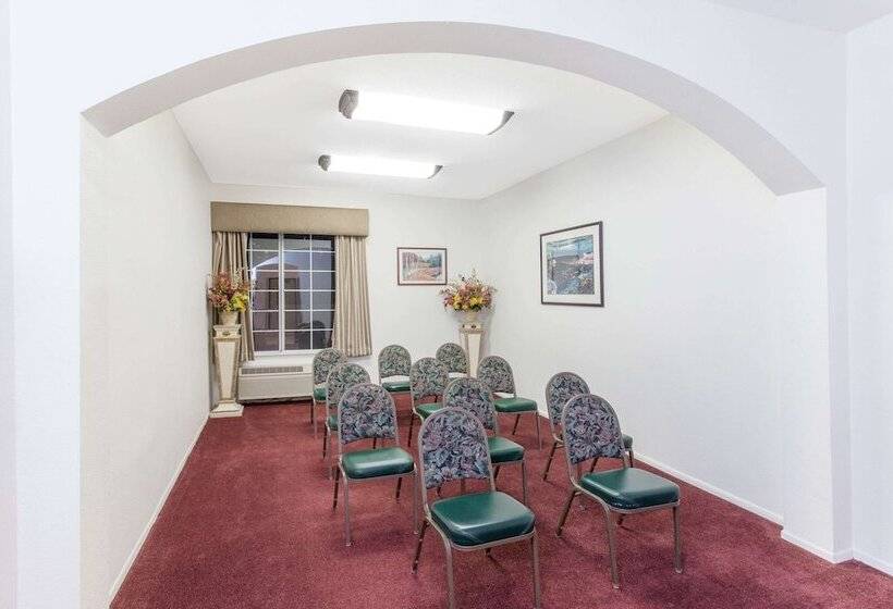 هتل Ramada By Wyndham Fresno Northwest