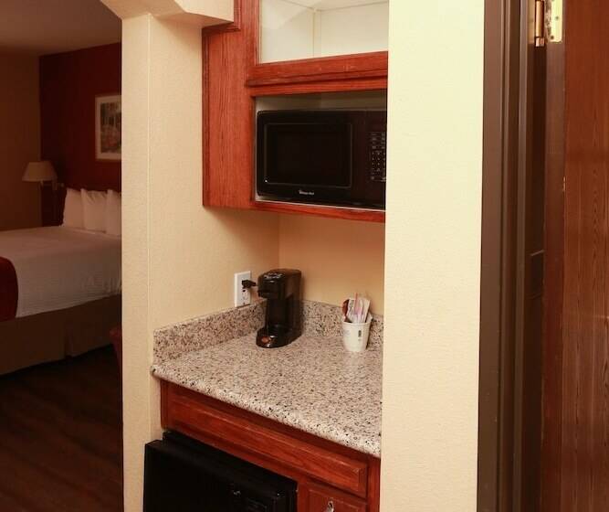 هتل Ramada By Wyndham Fresno Northwest