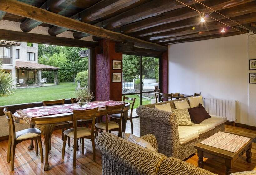 هتل Lares De Chacras